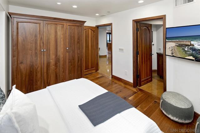 100 Harbor Dr, San Diego CA: https://media.crmls.org/mediaz/4f08b9cd-34e6-42a4-a628-58ed7016b278.jpg