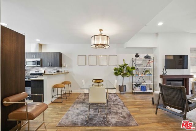 4541 Colfax Avenue, Studio City CA: https://media.crmls.org/mediaz/4f09a685-90c4-4563-9bc3-b323c6d1a271.jpg