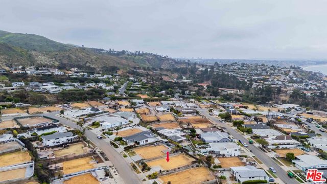 3702 Oceanhill Way, Malibu CA: https://media.crmls.org/mediaz/4f09e457-851c-4cc2-8dab-1566464eb20e.jpg