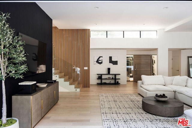 2048 N Beverly Drive, Beverly Hills CA: https://media.crmls.org/mediaz/4f0a5d43-ce44-4cef-8a4b-5ef4e2af71fe.jpg