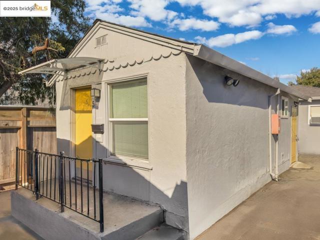 2745 Concord Blvd, Concord CA: https://media.crmls.org/mediaz/4f0b5983-f0ec-4388-b2f0-6435c4508c9a.jpg