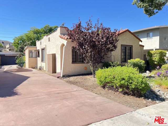 1320 Barrington Way, Glendale CA: https://media.crmls.org/mediaz/4f0c0f8d-45e8-412a-a71d-9c79c7df4335.jpg