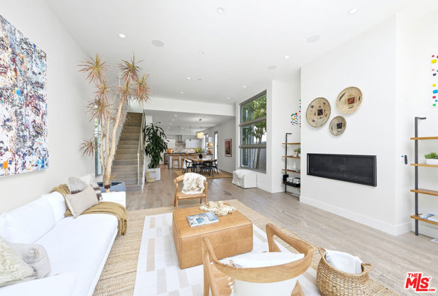 653 Oxford Ave, Venice CA: https://media.crmls.org/mediaz/4f0d075a-b470-4ae1-8e27-2c5f59d4d82e.jpg