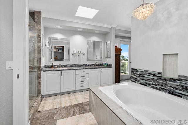 7521 Navigator Circle, Carlsbad CA: https://media.crmls.org/mediaz/4f0d084e-b3b1-49eb-8b51-fbdf6b5aa135.jpg