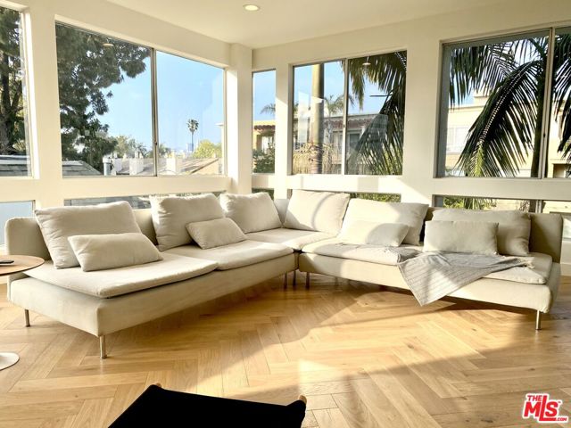 2237 S Bentley Avenue, Los Angeles CA: https://media.crmls.org/mediaz/4f0d40eb-0e2d-4838-bae6-e774a3ca58f0.jpg