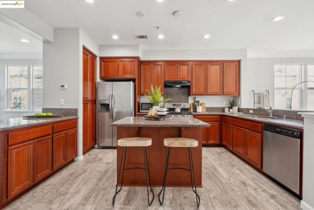 711 Summer Ln, Richmond CA: https://media.crmls.org/mediaz/4f0daa75-0e5e-4dae-bdeb-4fe3dec16140.jpg