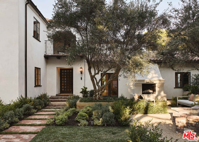 624 N Arden Drive, Beverly Hills CA: https://media.crmls.org/mediaz/4f0dd5c4-0d08-4cd3-b57e-e75d58ad051f.jpg