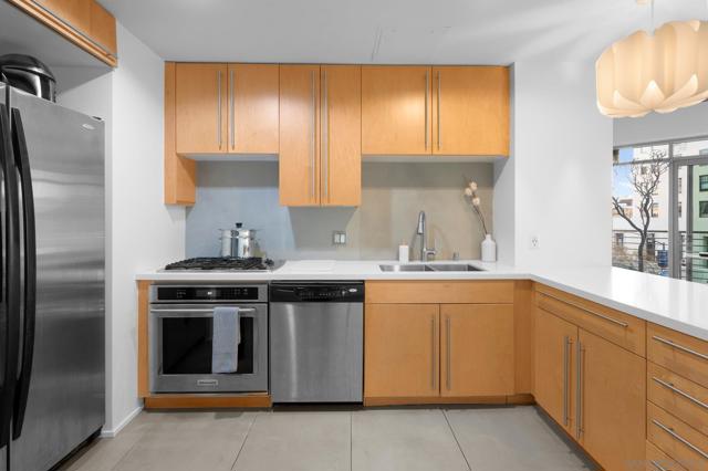 801 Ash St, San Diego CA: https://media.crmls.org/mediaz/4f0dee8a-1434-4724-8951-a0b572f5ed49.jpg