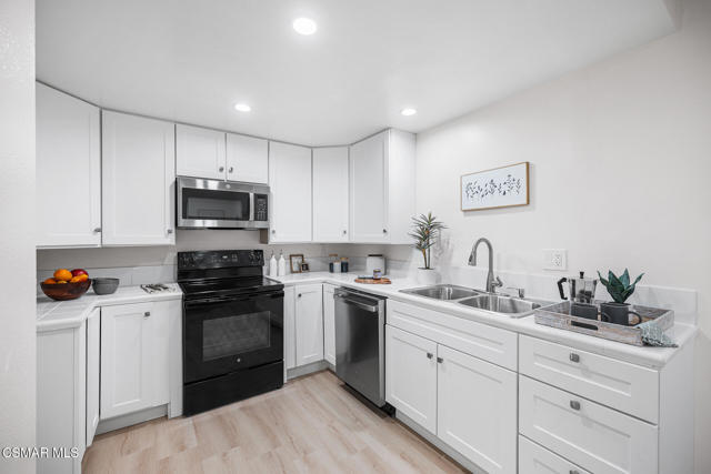 577 Spring Road, Moorpark CA: https://media.crmls.org/mediaz/4f0e0855-7ed8-46cf-a8e6-4285f734596b.jpg