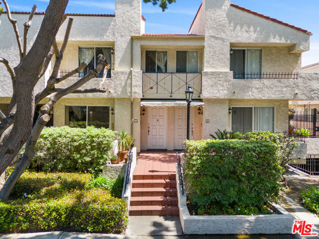 2405 34th Street, Santa Monica CA: https://media.crmls.org/mediaz/4f0e3e99-33b5-4ae2-8e5e-21620c549cb8.jpg