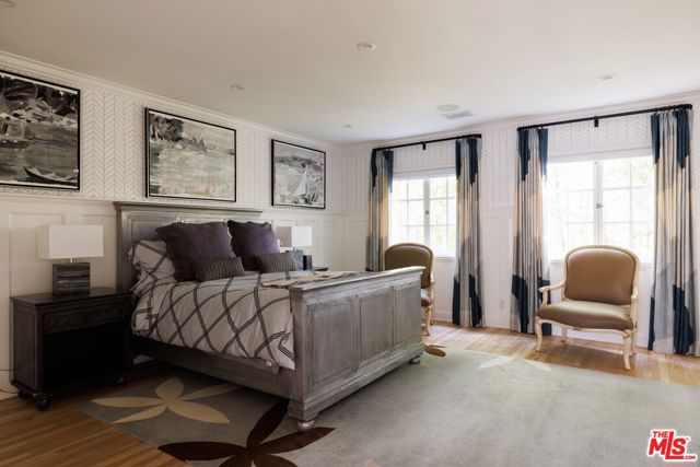 400 S Hudson Avenue, Los Angeles CA: https://media.crmls.org/mediaz/4f0fd466-1c54-43af-bb03-933a773bada3.jpg