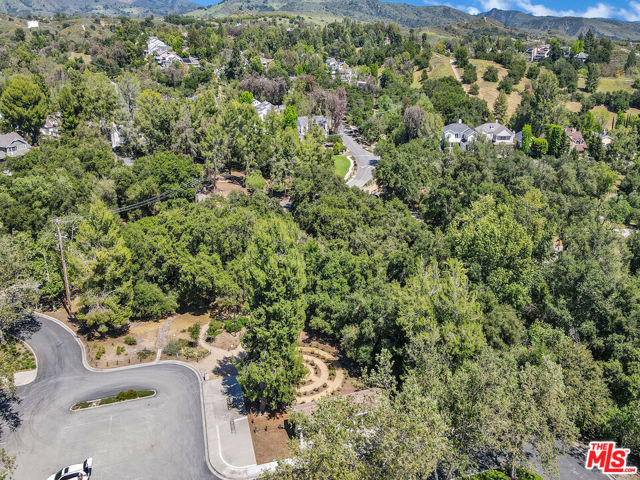 24 Green Brier Circle, Coto de Caza CA: https://media.crmls.org/mediaz/4f10960d-23b4-4787-95f5-9aaa0e3a6bf7.jpg