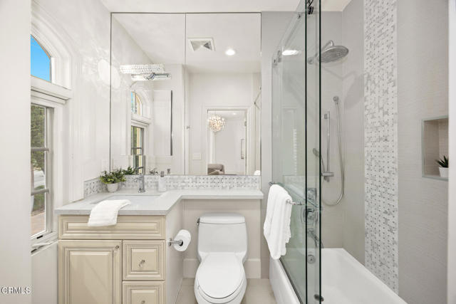 5008 La Canada Boulevard, La Canada Flintridge CA: https://media.crmls.org/mediaz/4f1185da-201c-45e5-871d-0351ebc49ca1.jpg