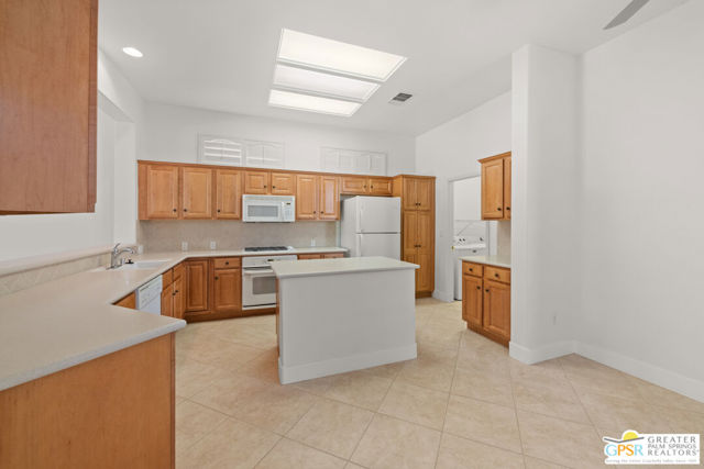 78797 Falsetto Drive, Palm Desert CA: https://media.crmls.org/mediaz/4f11b3c2-70e4-483d-9656-44a55032447c.jpg