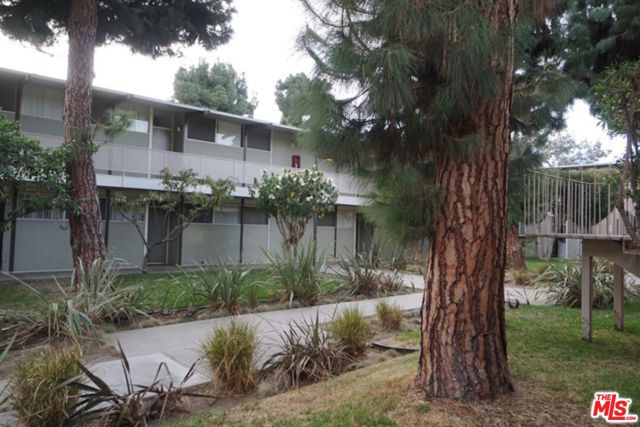 11131 ROSE Avenue, Los Angeles CA: https://media.crmls.org/mediaz/4f11bab1-1961-4ebc-a051-a83037a3563c.jpg