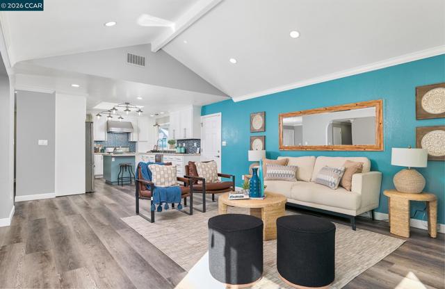 Image 6 of 43 For 23 Capistrano Ct