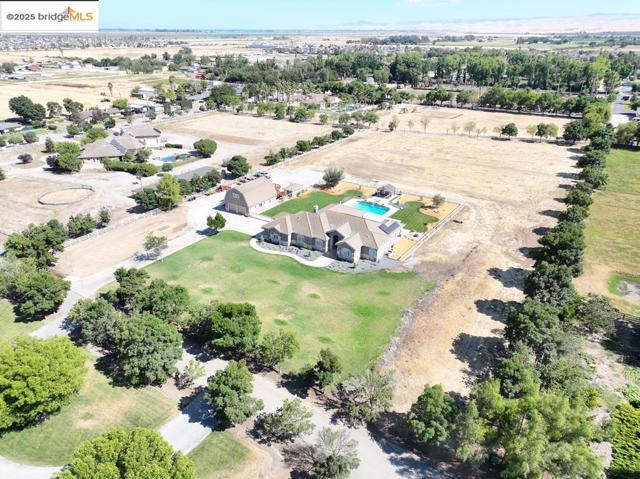 430 Ellisa Ln, Brentwood CA: https://media.crmls.org/mediaz/4f11cfb9-6334-41cc-a5b7-c4bb03e85525.jpg