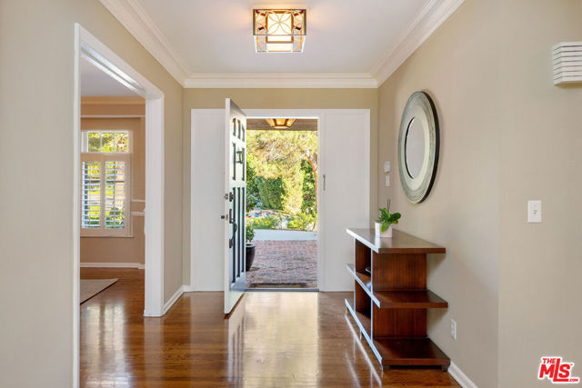 723 N Sierra Drive, Beverly Hills CA: https://media.crmls.org/mediaz/4f11f4b7-ed87-4bea-9f32-caa1d0ba6d04.jpg