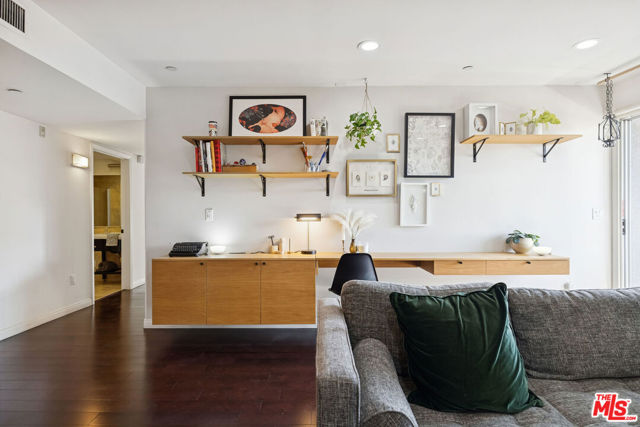 1150 S Oxford Avenue, Los Angeles CA: https://media.crmls.org/mediaz/4f1201dc-5862-4299-8e21-be5a79069fa1.jpg