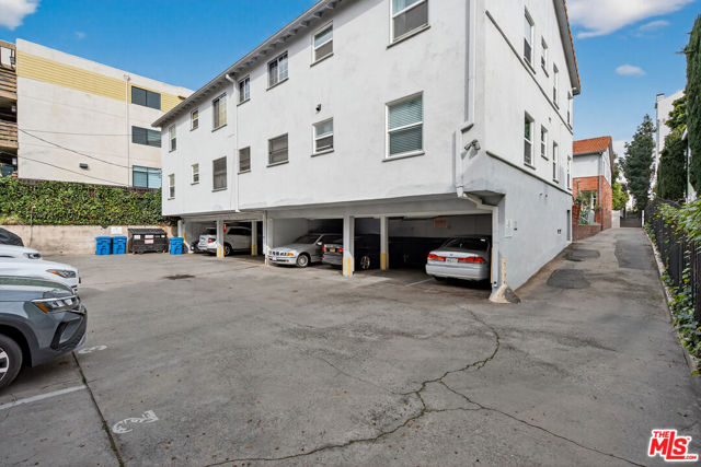 1429 Havenhurst Drive, West Hollywood CA: https://media.crmls.org/mediaz/4f121a7f-0dc5-4b25-a837-34f75030f2a8.jpg