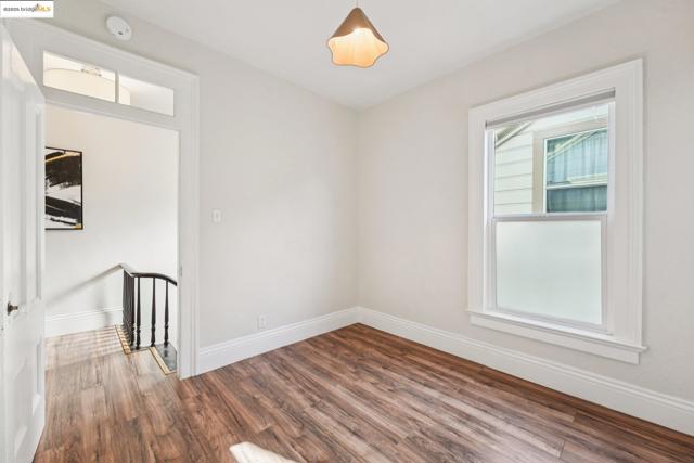 1549 5Th Ave, Oakland CA: https://media.crmls.org/mediaz/4f130049-46d4-42a2-94e0-c6fc68f808d7.jpg
