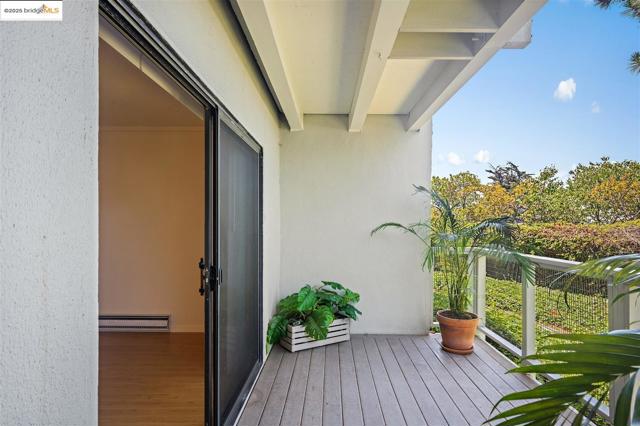 2 Commodore DR, Emeryville CA: https://media.crmls.org/mediaz/4f13e343-54ba-4364-a1b7-e1de75bc87ad.jpg