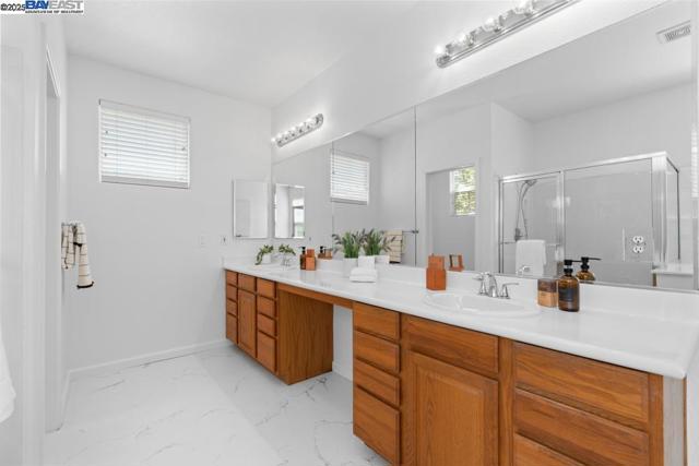 1525 Whispering Oaks Way, Pleasanton CA: https://media.crmls.org/mediaz/4f149bfe-b3f7-42fa-a158-d5135298dce8.jpg