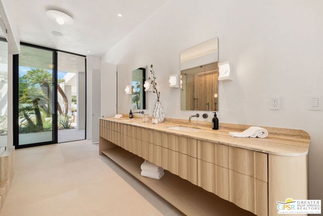 71000 Tamarisk Lane, Rancho Mirage CA: https://media.crmls.org/mediaz/4f14d02b-cb85-4ed0-b2c7-14ee8c27b5fc.jpg