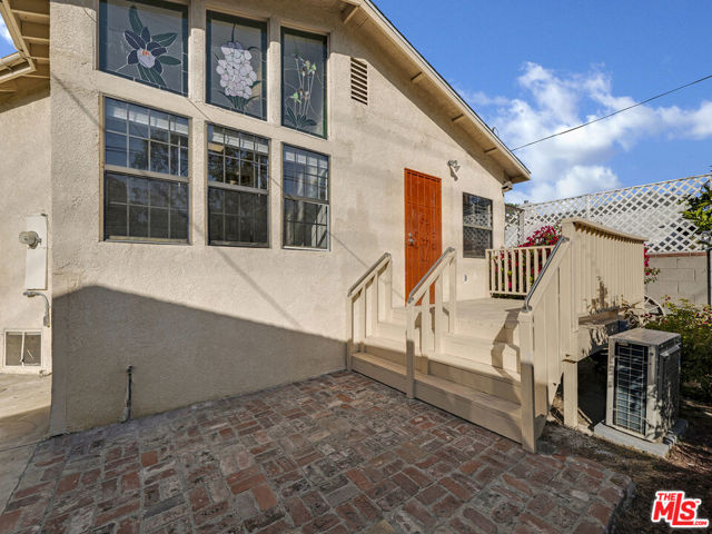4215 Mentone Avenue, Culver City CA: https://media.crmls.org/mediaz/4f15afff-bf37-4397-96f4-174cc0ff63c7.jpg