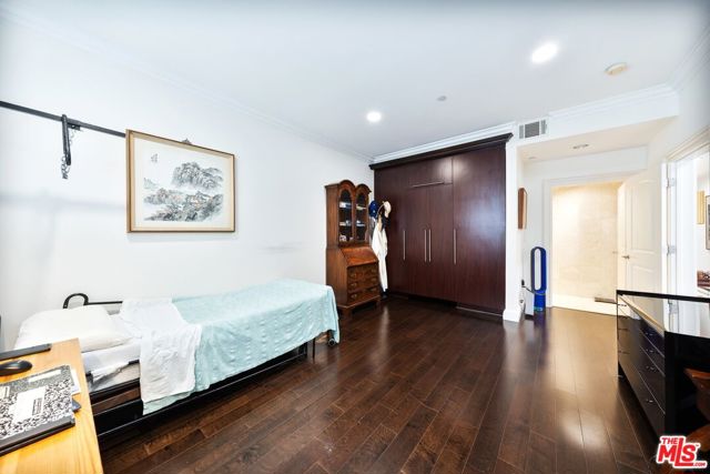 1043 S Kenmore Avenue, Los Angeles CA: https://media.crmls.org/mediaz/4f15f740-bc29-4c55-b9cd-b629a526c3a0.jpg