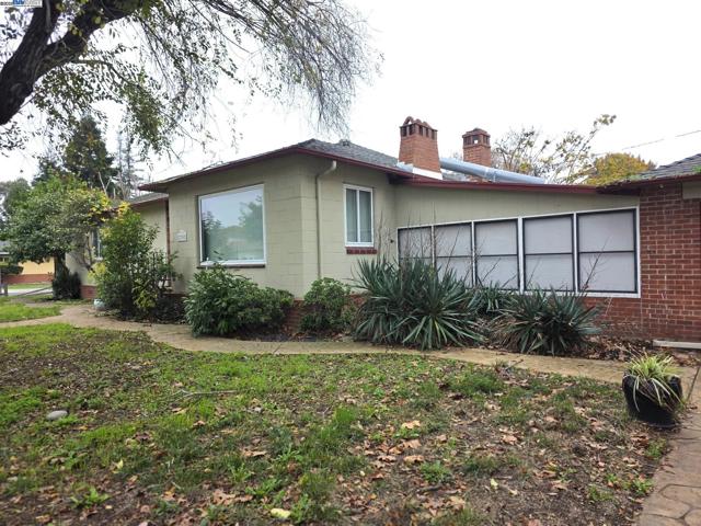 2305 Tennessee St, Vallejo CA: https://media.crmls.org/mediaz/4f16e464-525c-4142-8053-961f96b73993.jpg
