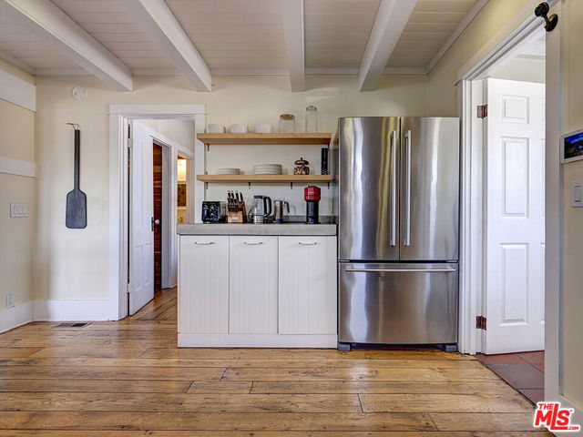 111 Dudley Avenue, Venice CA: https://media.crmls.org/mediaz/4f16ec59-3696-4dfb-a790-1606d0834169.jpg