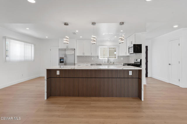 9800 Geyser Avenue, Northridge CA: https://media.crmls.org/mediaz/4f176958-ebec-4c39-9af3-d2cdce82cf0e.jpg