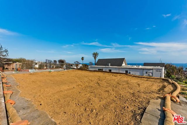 3808 Castlerock Road, Malibu CA: https://media.crmls.org/mediaz/4f17e50d-bcb4-4963-b63b-ec1e9b675425.jpg