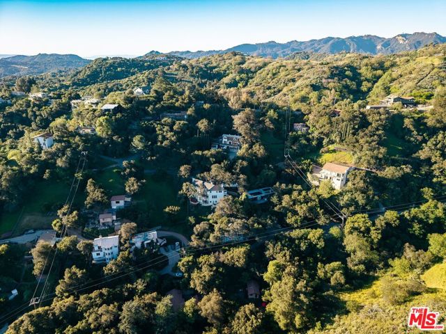 21936 Canon Drive, Topanga CA: https://media.crmls.org/mediaz/4f18573e-80d7-41ec-adb2-aae40fc4bb21.jpg