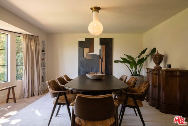 1364 Londonderry Place, Los Angeles CA: https://media.crmls.org/mediaz/4f189bcd-4fb4-4d5a-b3d0-2e35c7f9216d.jpg