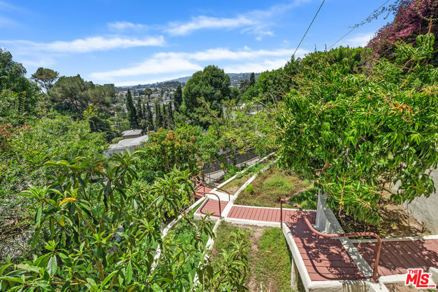 3928 Clayton Avenue, Los Angeles CA: https://media.crmls.org/mediaz/4f18a111-32b1-49f0-b99e-95164ac33291.jpg