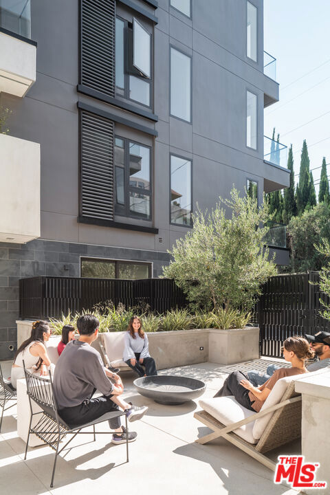 411 S Hamel Road, Los Angeles CA: https://media.crmls.org/mediaz/4f1a0ba0-0b1e-4638-b114-82af4b9f9728.jpg