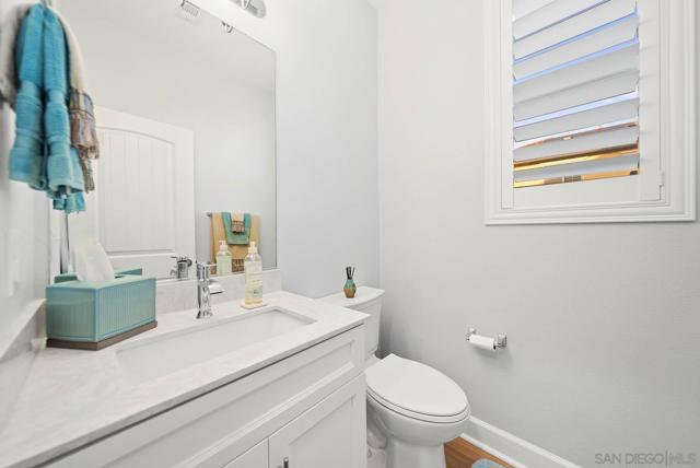 542 Adobe Estates Dr, Vista CA: https://media.crmls.org/mediaz/4f1b1ede-df1d-4994-b40e-4e3fedba677f.jpg