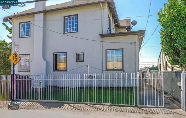 1362 104th Ave, Oakland CA: https://media.crmls.org/mediaz/4f1b4a75-6ff5-4c4b-bbfe-913046f6a15a.jpg