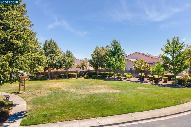 302 Columbia Cir, Benicia CA: https://media.crmls.org/mediaz/4f1cdd55-e59a-4e67-8312-66e58c29e36d.jpg