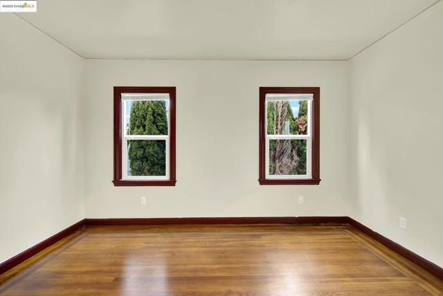971 34Th St, Richmond CA: https://media.crmls.org/mediaz/4f1ef247-c68b-461b-afda-8b1fdf18fc55.jpg