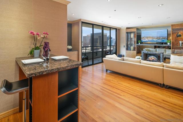 700 Front St, San Diego CA: https://media.crmls.org/mediaz/4f1efa86-0b73-41d8-809f-c14e40c4a1e8.jpg