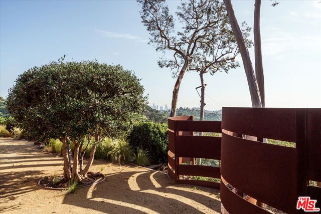 4260 Sea View Lane, Los Angeles CA: https://media.crmls.org/mediaz/4f1fa043-21bc-42ec-a3b9-109ced8207ea.jpg