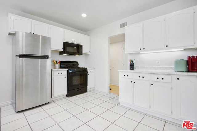 2406 3rd Avenue, Los Angeles CA: https://media.crmls.org/mediaz/4f1ff89a-8a22-42d4-a58d-05588ccc170a.jpg