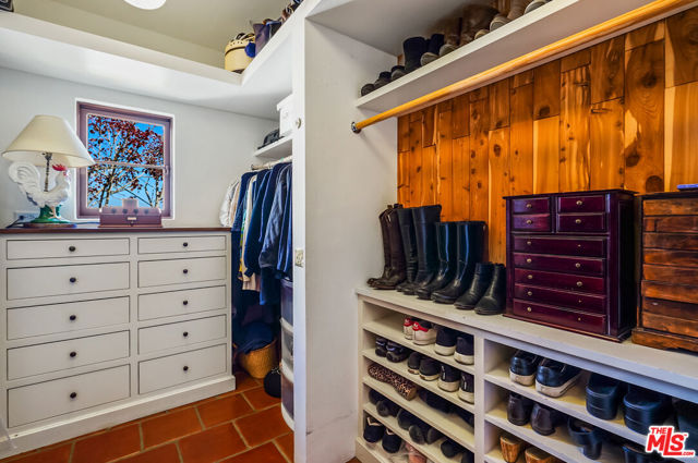 22800 Beckledge Terrace, Malibu CA: https://media.crmls.org/mediaz/4f20ed70-856c-4c85-8e7b-f4427d55f168.jpg