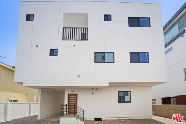 910 N Hudson Avenue, Los Angeles CA: https://media.crmls.org/mediaz/4f20f833-12e7-4045-ac7a-6e77c1d3de8e.jpg