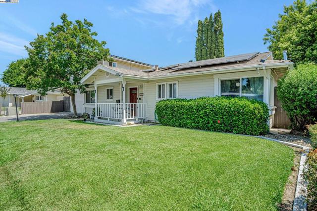 360 Calmace Dr, Dixon CA: https://media.crmls.org/mediaz/4f21fc28-df2d-43a8-a163-87e934b461bc.jpg