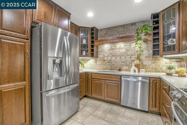 2708 Oak Rd, Walnut Creek CA: https://media.crmls.org/mediaz/4f225b3f-c21a-49f0-a4a4-b12d2fe2aba2.jpg