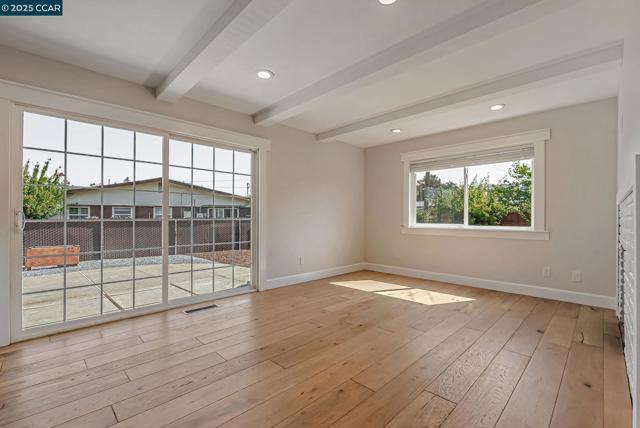 5891 Caulfield Dr, Clayton CA: https://media.crmls.org/mediaz/4f22d89a-27b0-4a24-aa0d-cb973cfb1612.jpg